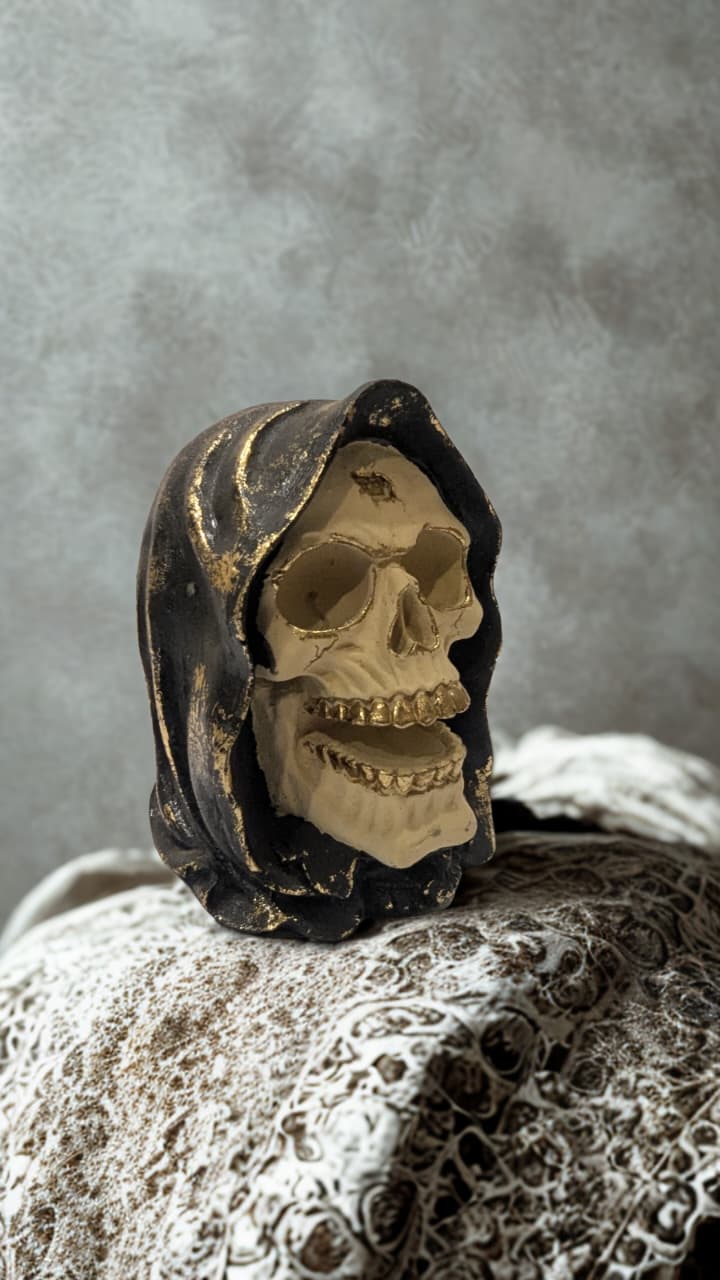 Hooded Grim Reaper Skull Bust – Gothic Art Figurine & Halloween Décor